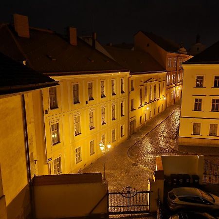 Velke Studio Na Velkem Namesti S Vybavenou Kuchyni ฮราเดตสคราโลเว ภายนอก รูปภาพ