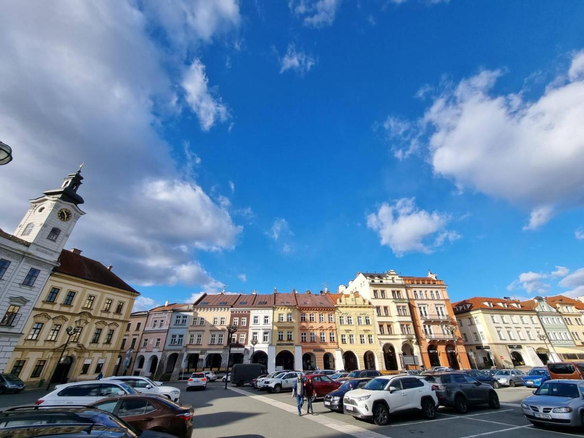 Velke Studio Na Velkem Namesti S Vybavenou Kuchyni ฮราเดตสคราโลเว ภายนอก รูปภาพ