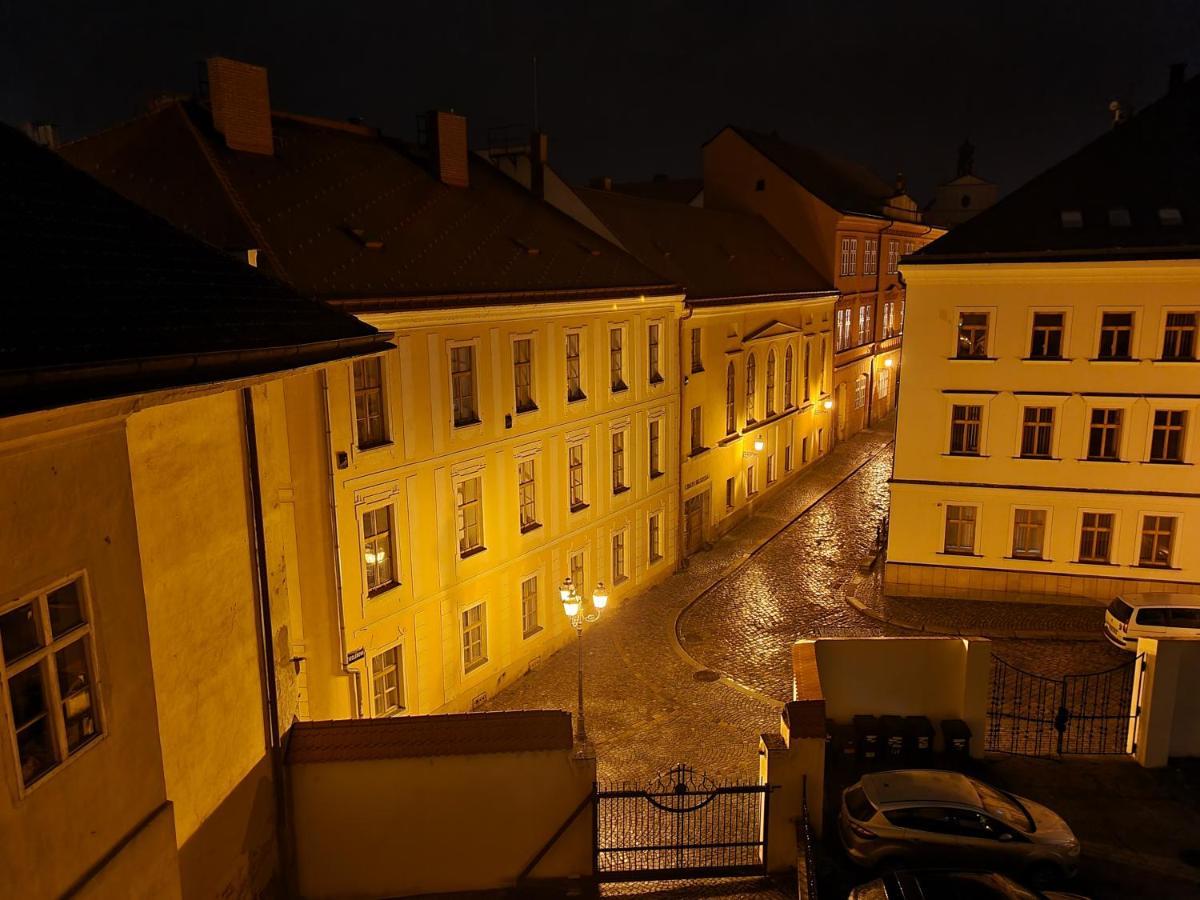 Velke Studio Na Velkem Namesti S Vybavenou Kuchyni ฮราเดตสคราโลเว ภายนอก รูปภาพ